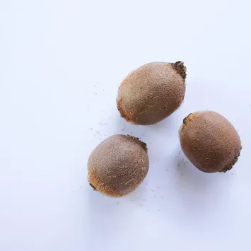 “Per disintossicare, reidratare e fornire nuova energia alla pelle”, spiega la dott.ssa Simona Ferrero, nutrizionista presso la Clinica Cimarosa di Milano, “via libera ad acqua e succhi e centrifugati, the verde e tisane, legumi e fonti proteiche vegetali, pesce, carni bianche leggere, jogurt naturale, frutta e verdura
