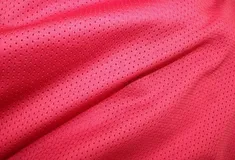 scimpanzè gioca con la maglia