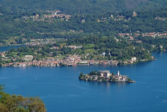 Isola di San Giulio, alias Borgo Ventoso