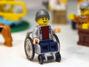 Lego: il primo personaggio su sedia a rotelle